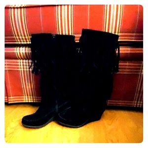 Black fringed wedge boots